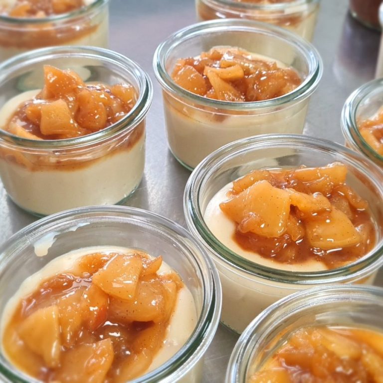 Bocaux de crème vanille et pommes caramélisées